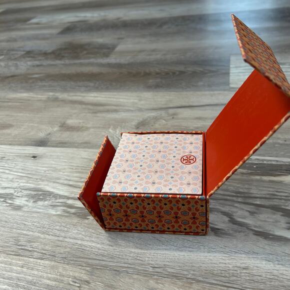 Tory Burch Designer Notepad in Signature Box - Picture 6 of 6